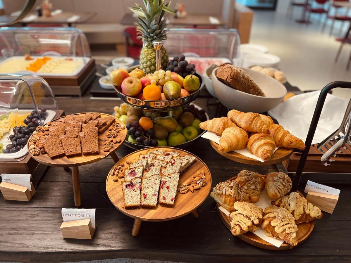 Hotel Ambasador 스플리트 외부 사진 A selection of breakfast items at a hotel