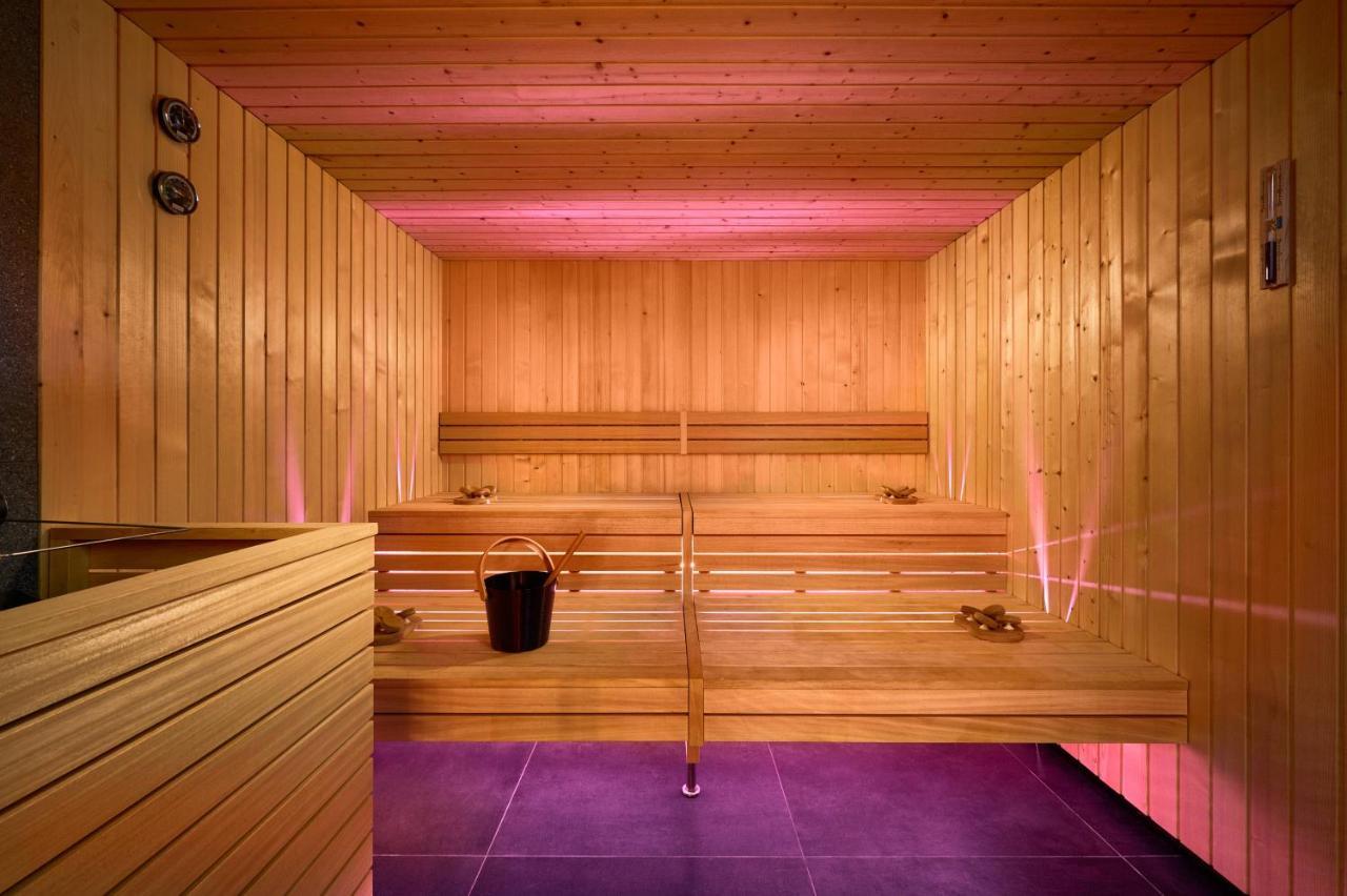 Hotel Ambasador 스플리트 외부 사진 A Finnish sauna