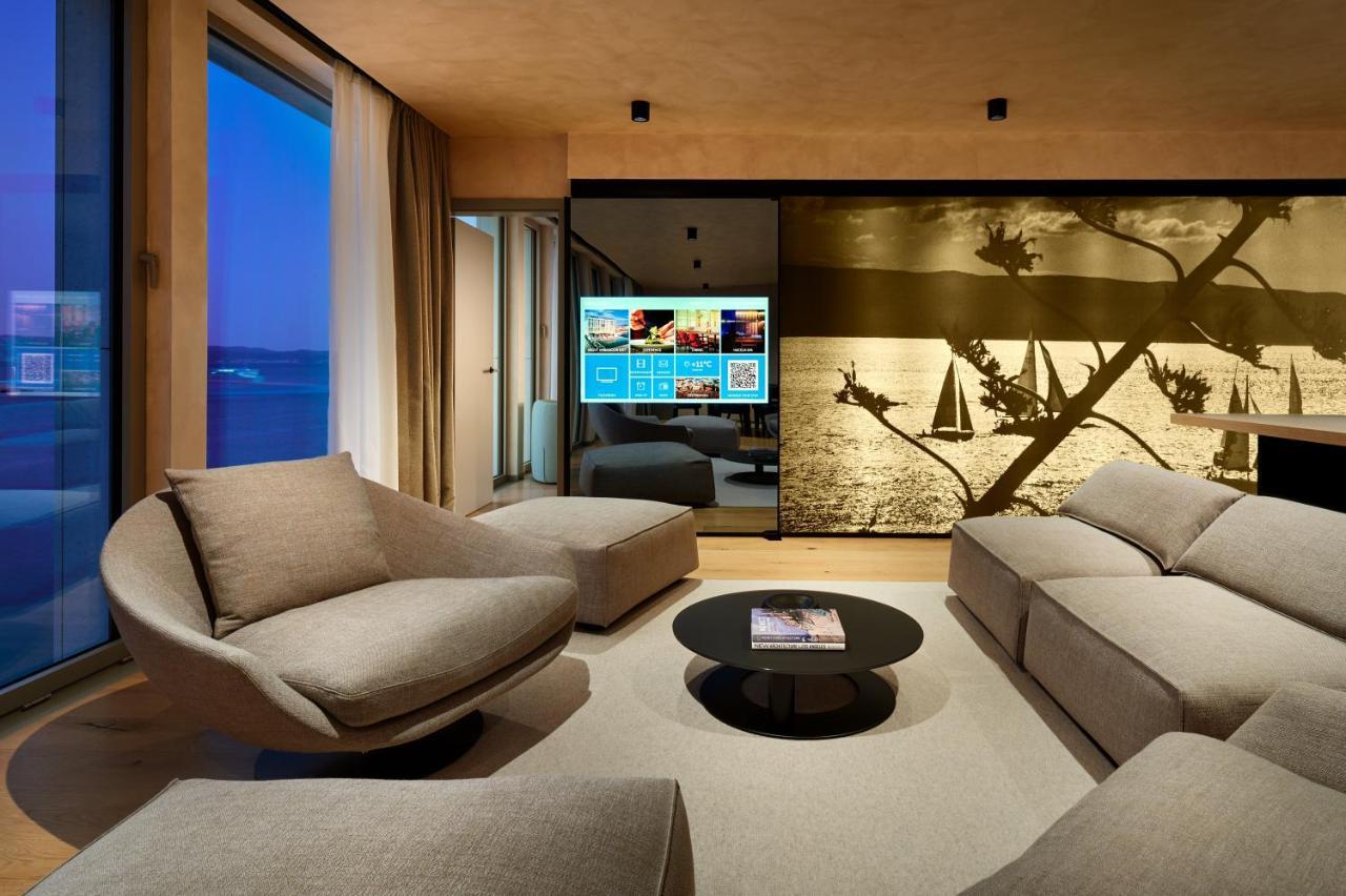 Hotel Ambasador 스플리트 외부 사진 A living room in a private home