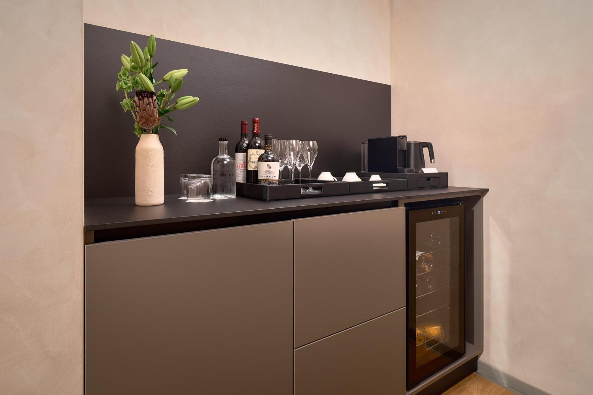 Hotel Ambasador 스플리트 외부 사진 A wet bar in a hotel room