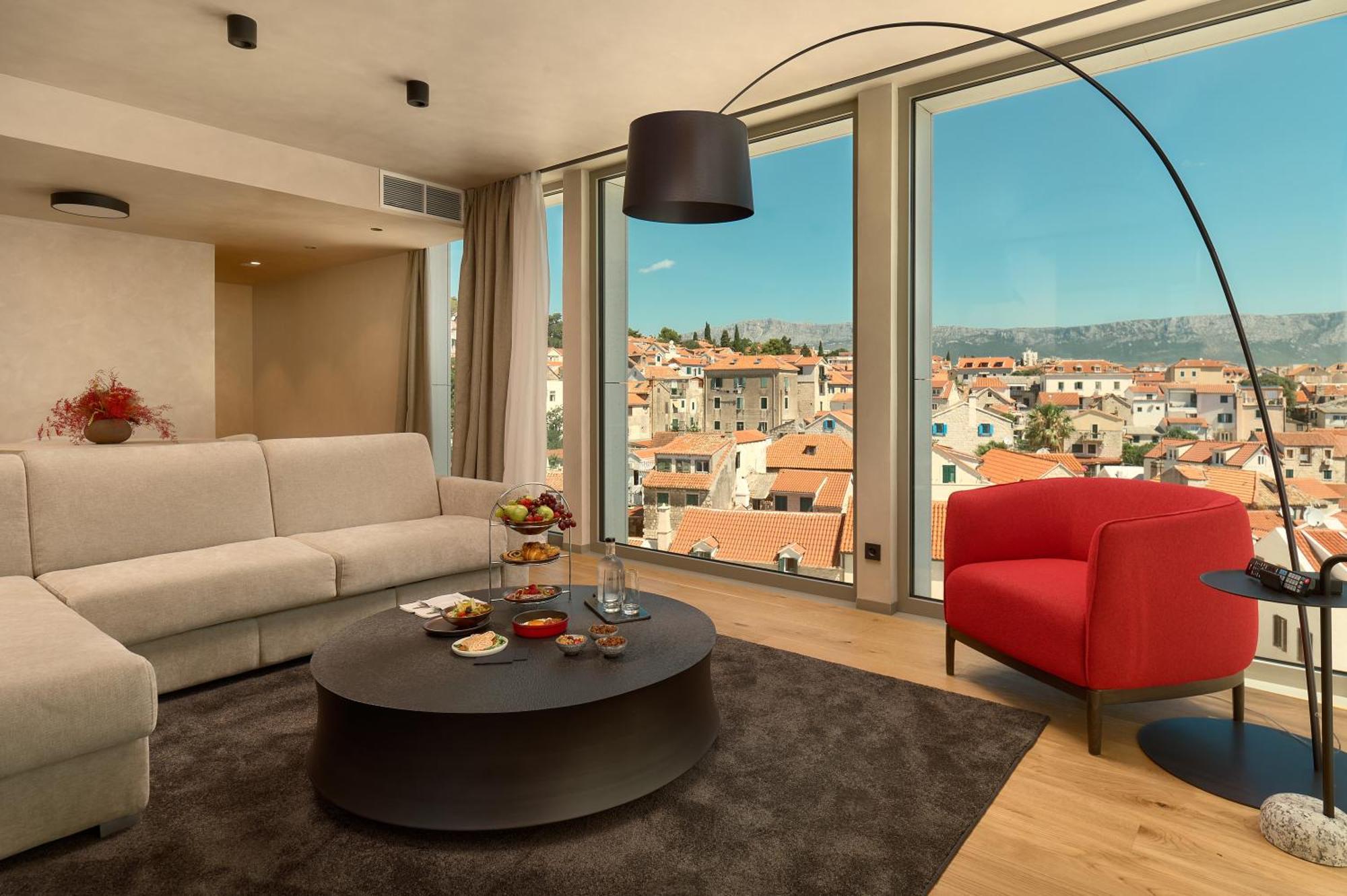 Hotel Ambasador 스플리트 외부 사진 A living room